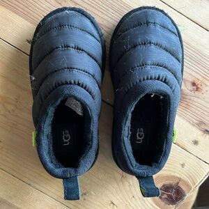 UGG Tasman LTA Slipper in Black boys 11